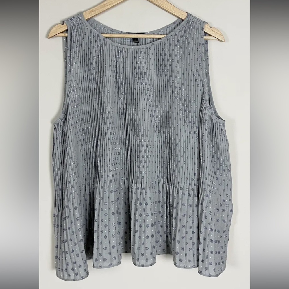 Banana Republic blouse Women's Small‎ Pleated Crinkle tank top purple W/flowers